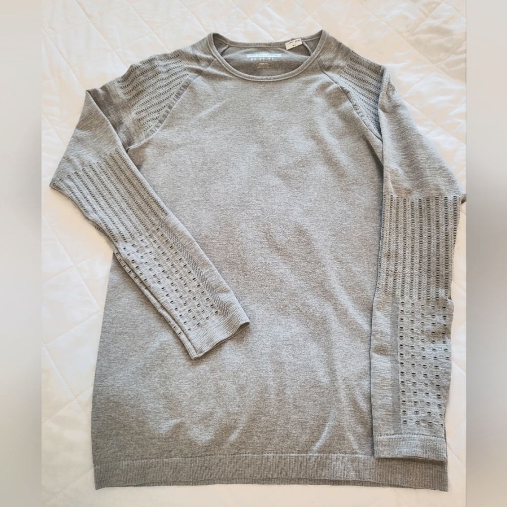 😍 NWOT Forever 21 Activewear Breathable Top w/gorgeous Detail Size M